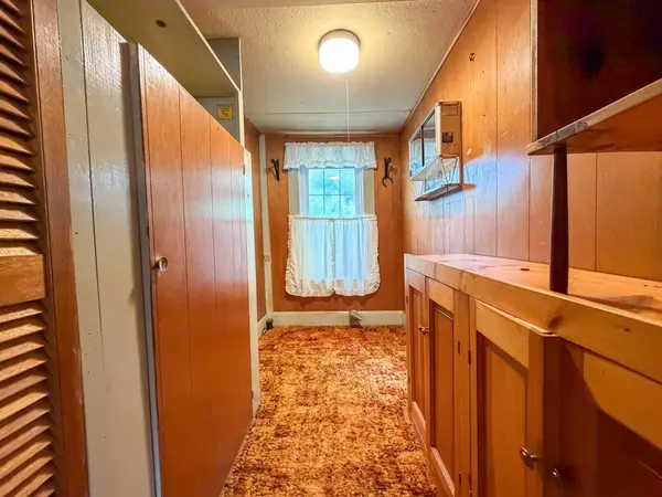 1386 Pleasant St, Athol, MA 01331