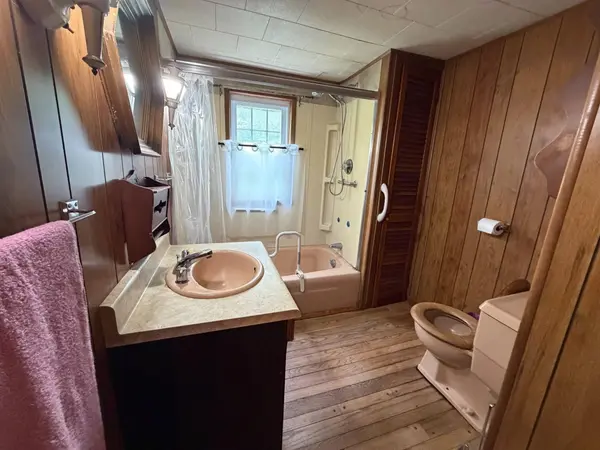 1386 Pleasant St, Athol, MA 01331