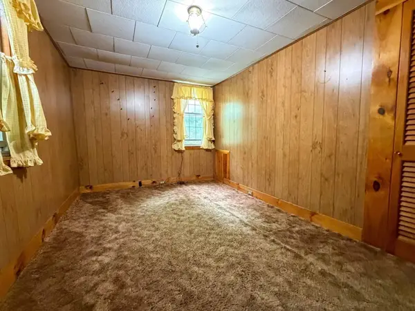 1386 Pleasant St, Athol, MA 01331