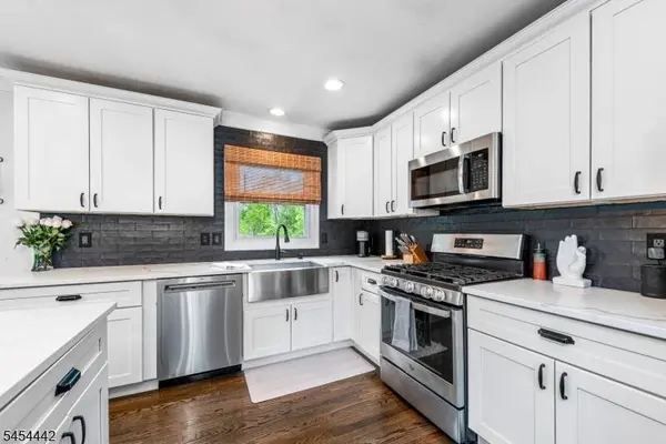 28 Chicjon Ln, East Hanover Twp., NJ 07936