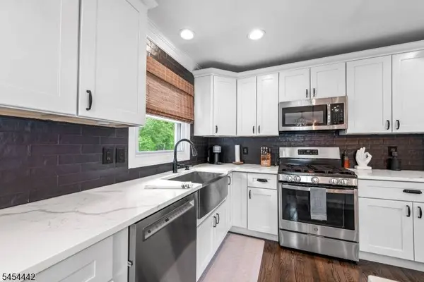 28 Chicjon Ln, East Hanover Twp., NJ 07936