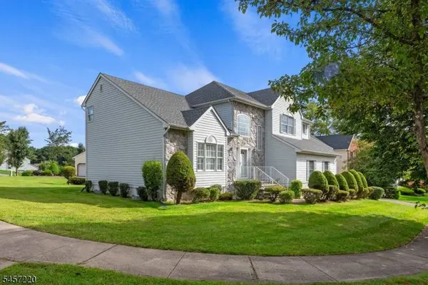 4 Hawthorn Dr, Roxbury Twp., NJ 07876