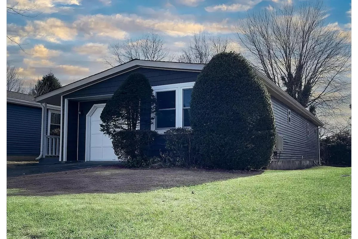 Ny 11949,,11A Dogwood Manorville