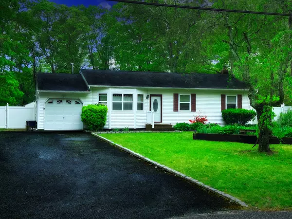 23 Kingsland Ave, Shirley, NY 11967-1525