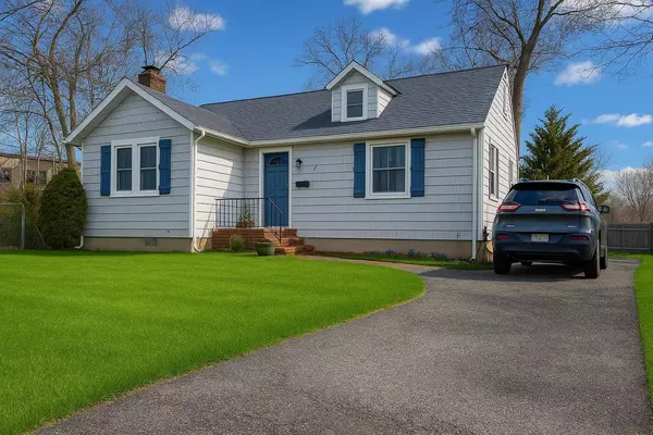 7 W Oak ST, Islip, NY 11751