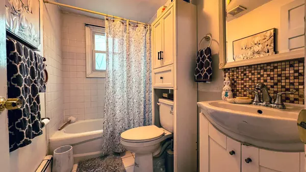 7 W Oak ST, Islip, NY 11751