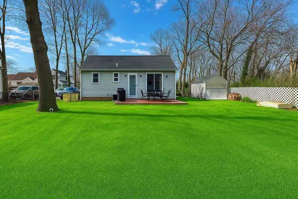 7 W Oak ST, Islip, NY 11751