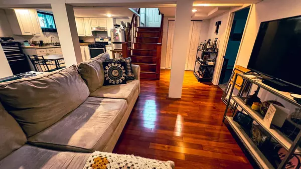 7 W Oak ST, Islip, NY 11751