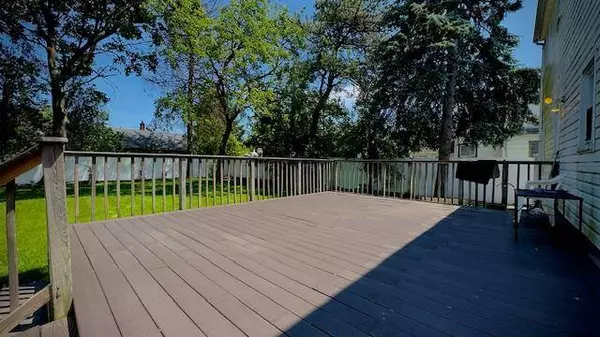 17 Burkland LN, Hicksville, NY 11801