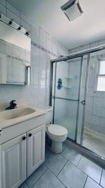 17 Burkland LN, Hicksville, NY 11801