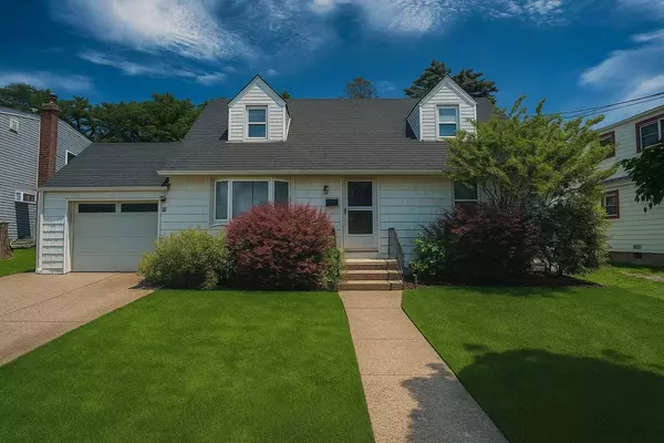 17 Burkland LN, Hicksville, NY 11801