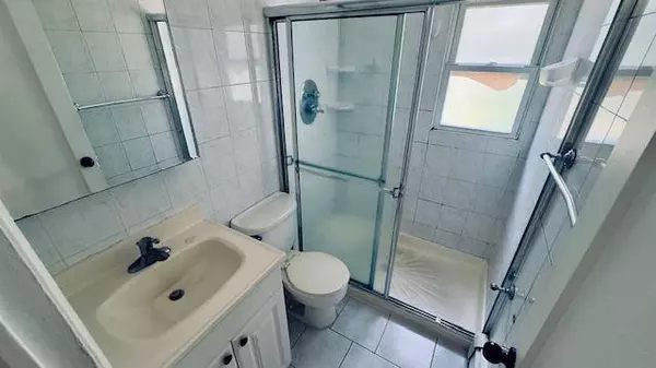 17 Burkland LN, Hicksville, NY 11801