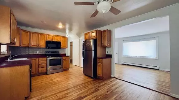 17 Burkland LN, Hicksville, NY 11801