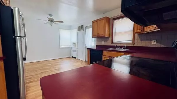 17 Burkland LN, Hicksville, NY 11801