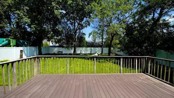 17 Burkland LN, Hicksville, NY 11801