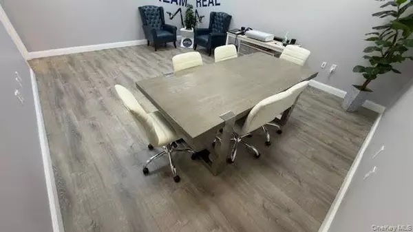 608 Johnson Ave #7, Bohemia, NY 11716