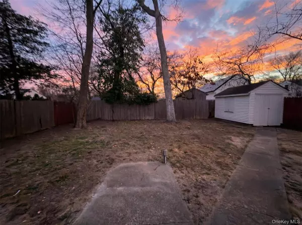 77 Spar DR, Mastic Beach, NY 11951