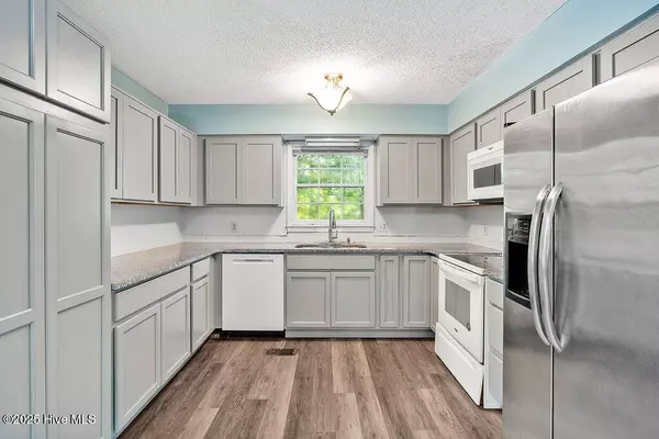 32 Twin Oaks DR, Castle Hayne, NC 28429