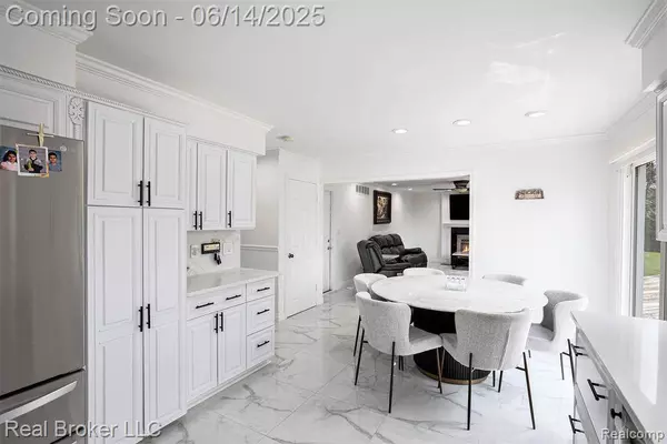 5582 Greenbriar Drive, West Bloomfield Twp, MI 48322