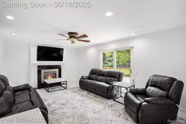 5582 Greenbriar Drive, West Bloomfield Twp, MI 48322