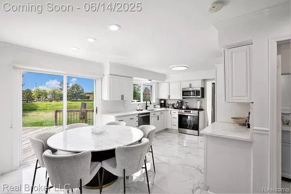 5582 Greenbriar Drive, West Bloomfield Twp, MI 48322