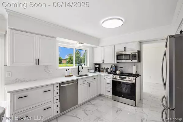 5582 Greenbriar Drive, West Bloomfield Twp, MI 48322