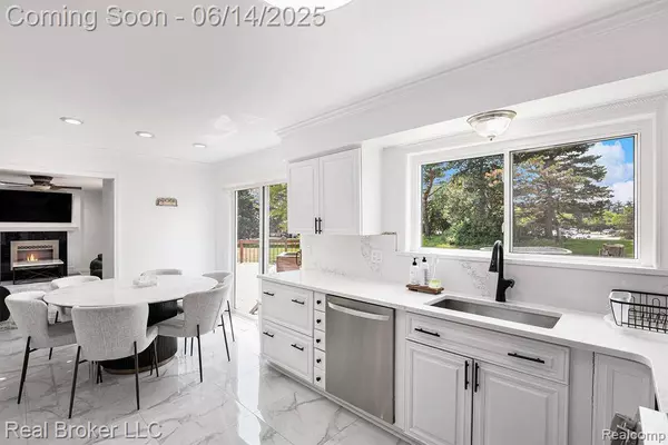 5582 Greenbriar Drive, West Bloomfield Twp, MI 48322