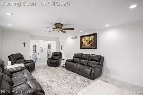 5582 Greenbriar Drive, West Bloomfield Twp, MI 48322