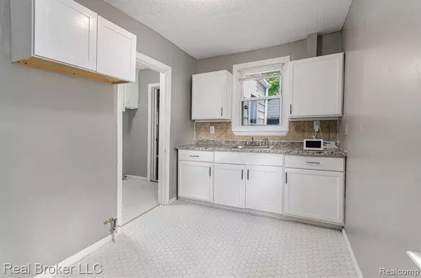 18565 Kenosha Street, Harper Woods, MI 48225