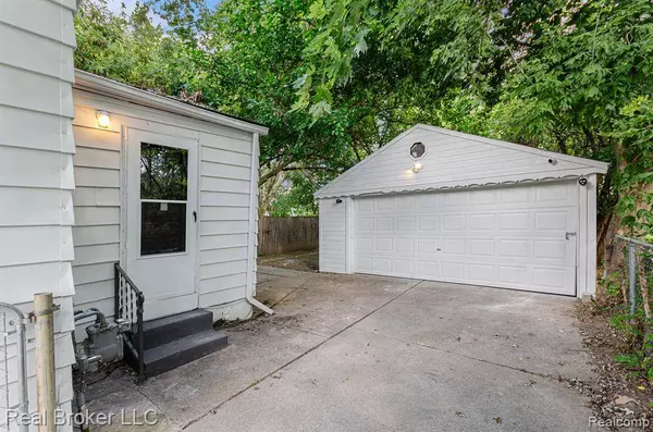 18565 Kenosha Street, Harper Woods, MI 48225