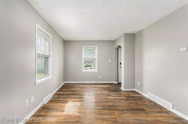 18565 Kenosha Street, Harper Woods, MI 48225