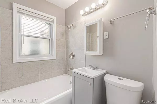 18565 Kenosha Street, Harper Woods, MI 48225