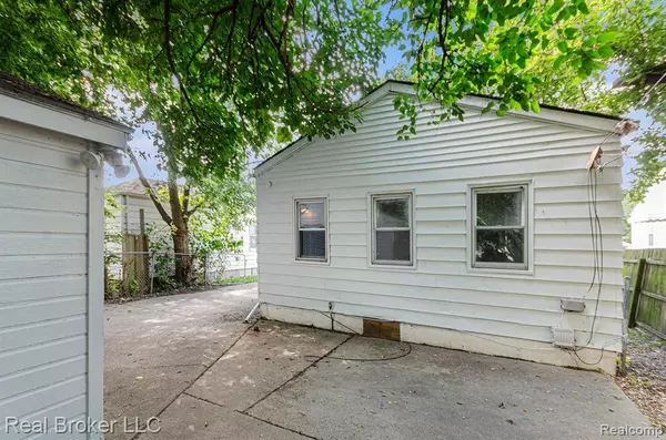 18565 Kenosha Street, Harper Woods, MI 48225