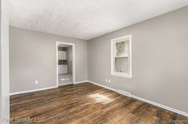 18565 Kenosha Street, Harper Woods, MI 48225