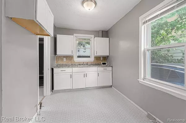 18565 Kenosha Street, Harper Woods, MI 48225