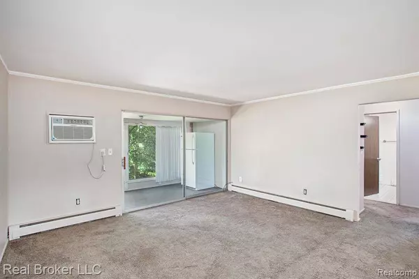 32000 Grand River Avenue, Farmington, MI 48336