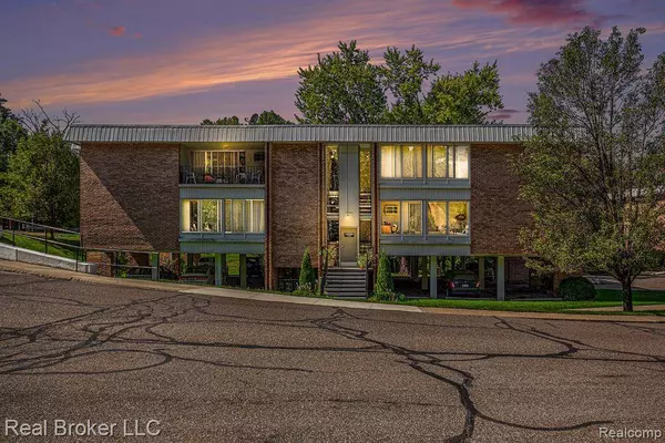 32000 Grand River Avenue, Farmington, MI 48336