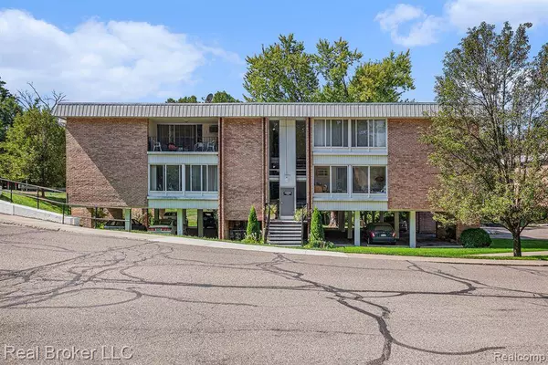 32000 Grand River Avenue, Farmington, MI 48336