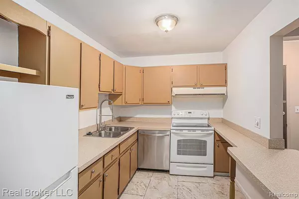 32000 Grand River Avenue, Farmington, MI 48336