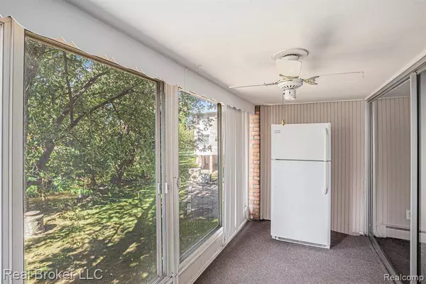 32000 Grand River Avenue, Farmington, MI 48336