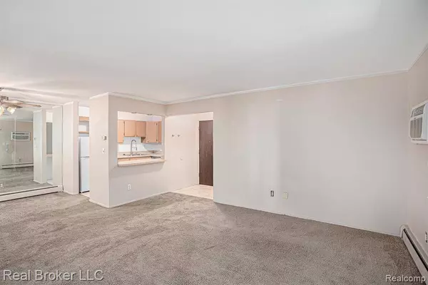 32000 Grand River Avenue, Farmington, MI 48336