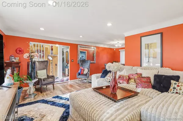 19115 Old Homestead DR, Harper Woods, MI 48225