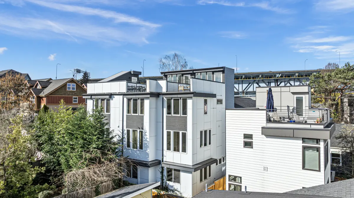3206 Franklin Ave E, Seattle, WA 98102-3856