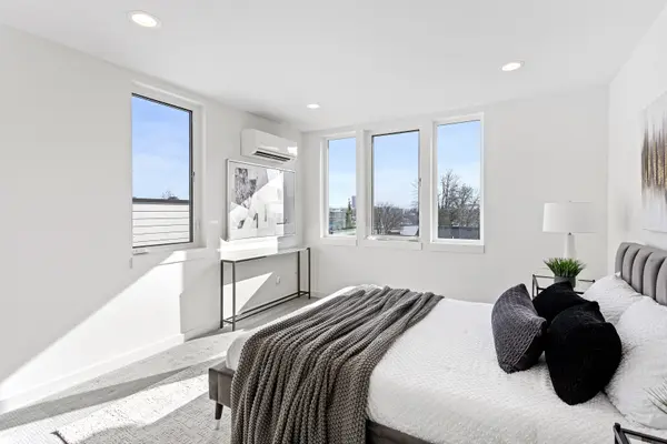 3206 Franklin Ave E, Seattle, WA 98102-3856