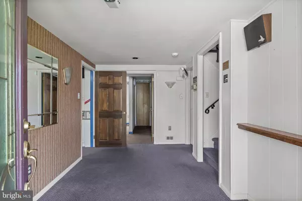 64 WARWICK RD, Stratford, NJ 08084