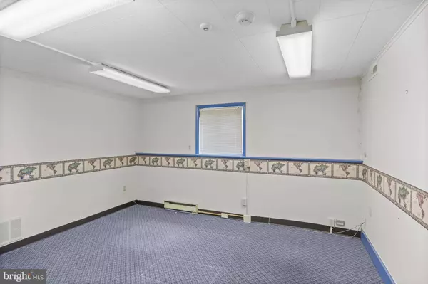 64 WARWICK RD, Stratford, NJ 08084