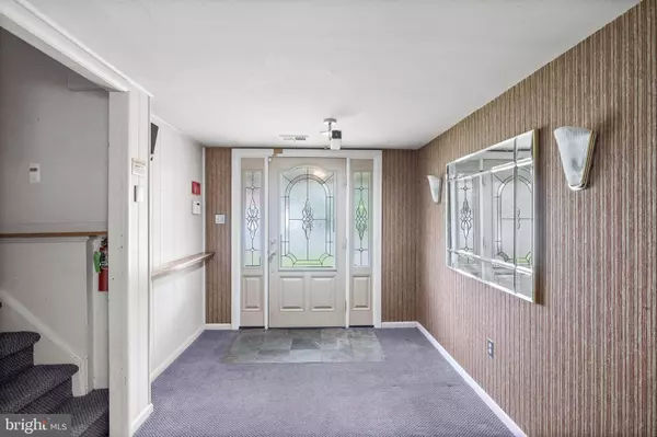 64 WARWICK RD, Stratford, NJ 08084