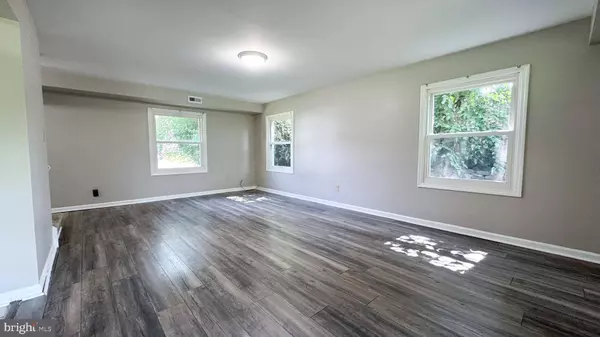 16 PERENNIAL LN, Willingboro, NJ 08046