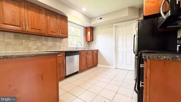 16 PERENNIAL LN, Willingboro, NJ 08046