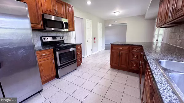 16 PERENNIAL LN, Willingboro, NJ 08046